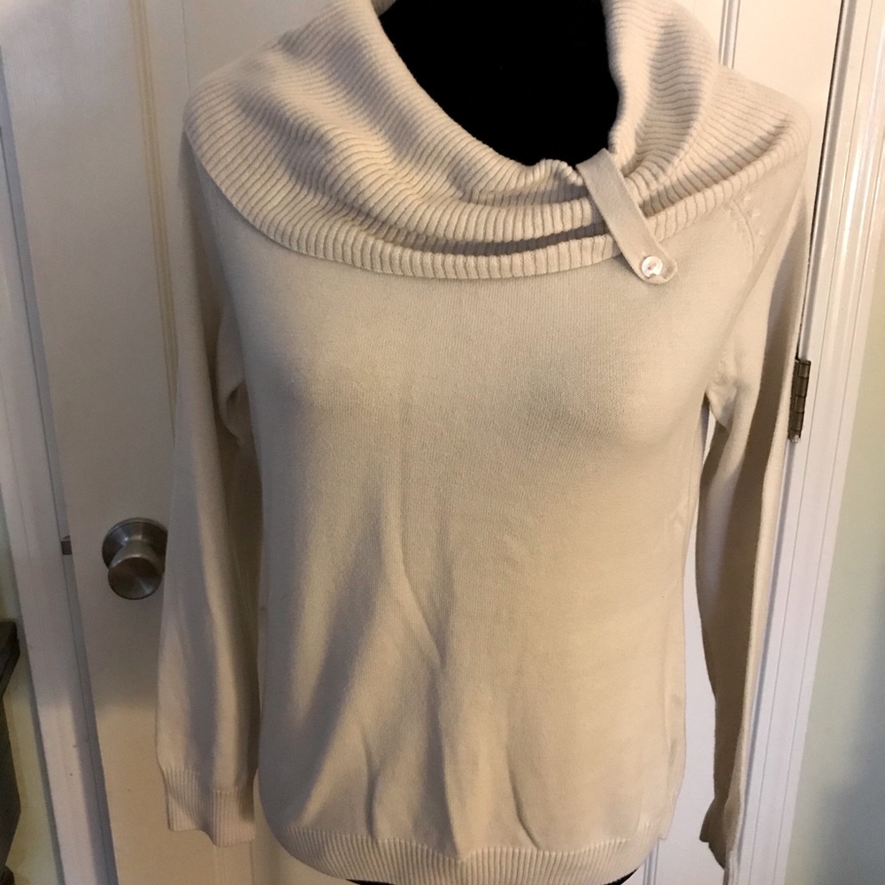 Pretty Ivory/off white sweater